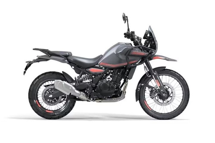 <div class='descrGalleryTitle'>Royal Enfield Himalayan 450</div><div class='descrGalleryText'><p>Erede di quella che è stata quasi una instant classic, l'<a href="https://www.dueruote.it/listino/royal-enfield/himalayan-450/" target="_blank"><b>Himalayan 450</b></a><b>&nbsp;raffreddata a liquido</b> <a href="https://www.dueruote.it/prove/anteprime/2024/05/30/royal-enfield-himalayan-450-e-lei-l-erede-della-yamaha-xt-video-/">ha segnato la svolta della maturità per la Himalayan</a>. Motore più potente, 40 cavalli al posto dei 24 della 411, ciclistica più a punto con sospensioni più moderne ed evolute, dotazione di bordo completa da <b>vera piccola adventure</b>. Il tutto condito da un’estetica che mescola efficacemente contemporaneità e quel sapore retrò che del vecchio modello era stato uno dei punti di forza.&nbsp;<span>Lei, per chi voglia </span><b>tornare in moto a 50 anni</b><span> e si sia lasciato contagiare dalla smania di esplorare su tutti i terreni, è la soluzione perfetta. Cavalleria sufficiente ma non esuberante, peso non proprio piuma ma sicuramente inferiore alle più grosse bicilindriche, posizione di guida eretta ma con </span><b>sella non troppo alta</b><span>, per toccare sempre a terra con sicurezza. Eccola qui la ricetta per l’adventouring facile, a soli <b>5.900 euro.</b></span></p>
</div>